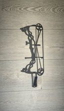 Load image into Gallery viewer, Compound Bow (C) Skull Hanger
