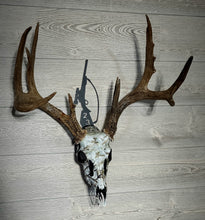 Load image into Gallery viewer, Single Rifle Skull Hanger
